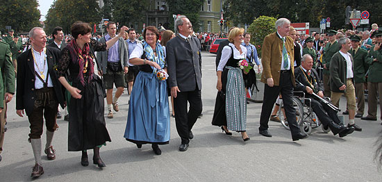 Stefanie Krätz als "Münchner Kindl" führt den Trachten- und Schützenzug auf "Schorschi" an. (Foto: Martin Schmitz)